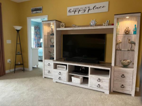Family-friendly North Myrtle Beach Getaway! Great restaurants, shopping, beach, golf, tennis and more!! Snowbirds and traveling nurses welcome!